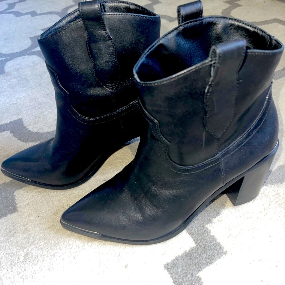 Beautiful Black Steve Madden booties